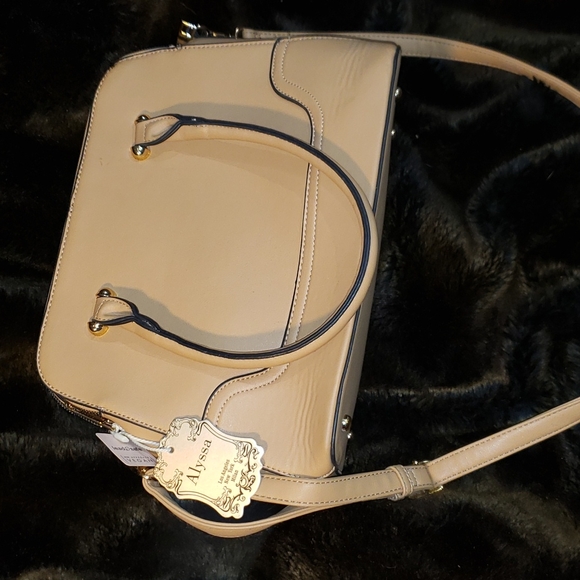 An Alyssa Handbag with the most Pockets you'll ever see on a purse! - Picture 5 of 11